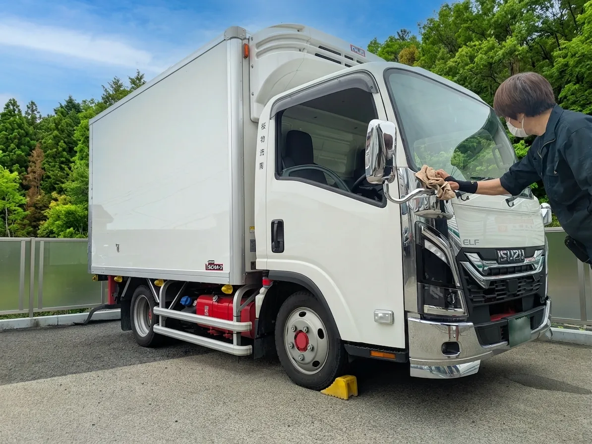 車両の手入れを行う風景